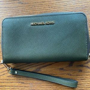 Michael kors wristlet